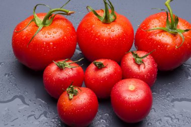 Domates ve elmalar, kırmızı meyveler, salataların çiğ yemesi için, vitamin dolu ve diyet için çok az kalori.