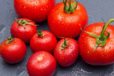 Domates ve elmalar, kırmızı meyveler, salataların çiğ yemesi için, vitamin dolu ve diyet için çok az kalori.