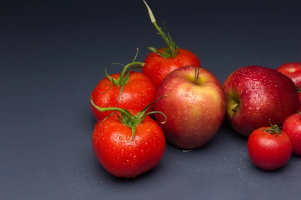 Pomidory Jabłka Czerwone Owoce Sałatek Jedzenia Surowo Pełne Witamin Niewiele — Zdjęcie stockowe