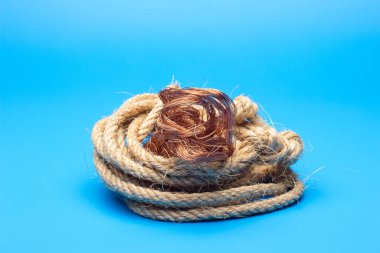 Bakır teller, küçük teller ve elektrik akımı taşıyıcıları. Elektrik nakli için gerekli bakır kablolar.