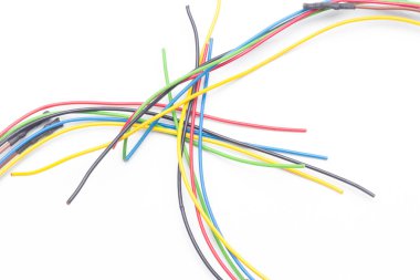 Çeşitli renklerde bakır kablolar, renkli plastikler tarafından korunan bakır kablolardan elektrik akımı aktarımı.