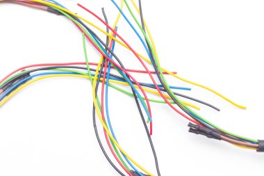Çeşitli renklerde bakır kablolar, renkli plastikler tarafından korunan bakır kablolardan elektrik akımı aktarımı.