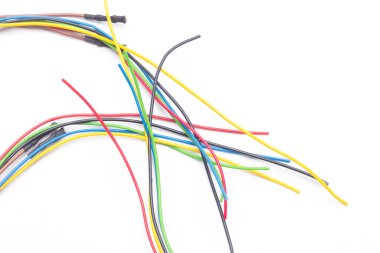 Çeşitli renklerde bakır kablolar, renkli plastikler tarafından korunan bakır kablolardan elektrik akımı aktarımı.