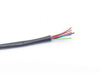 Çeşitli renklerde bakır kablolar, renkli plastikler tarafından korunan bakır kablolardan elektrik akımı aktarımı.