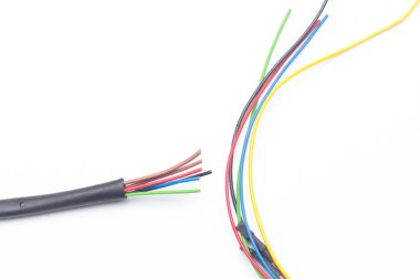 Çeşitli renklerde bakır kablolar, renkli plastikler tarafından korunan bakır kablolardan elektrik akımı aktarımı.