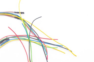 Çeşitli renklerde bakır kablolar, renkli plastikler tarafından korunan bakır kablolardan elektrik akımı aktarımı.