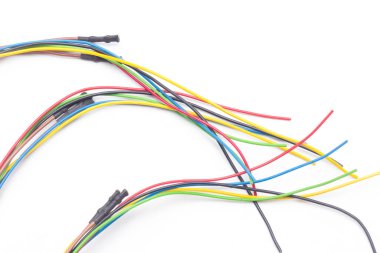 Çeşitli renklerde bakır kablolar, renkli plastikler tarafından korunan bakır kablolardan elektrik akımı aktarımı.