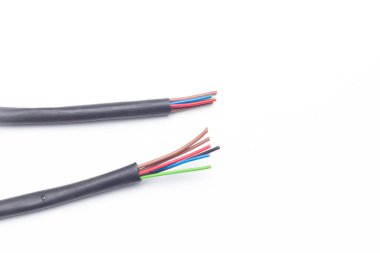 Çeşitli renklerde bakır kablolar, renkli plastikler tarafından korunan bakır kablolardan elektrik akımı aktarımı.