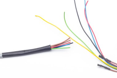 Çeşitli renklerde bakır kablolar, renkli plastikler tarafından korunan bakır kablolardan elektrik akımı aktarımı.