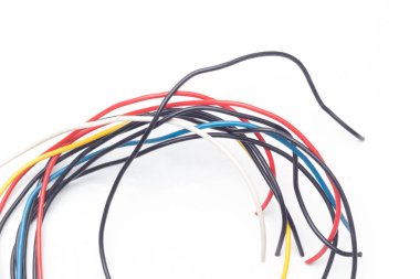 Çeşitli renklerde bakır kablolar, renkli plastikler tarafından korunan bakır kablolardan elektrik akımı aktarımı.