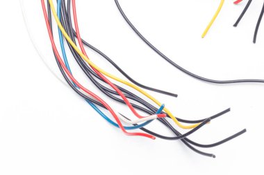 Çeşitli renklerde bakır kablolar, renkli plastikler tarafından korunan bakır kablolardan elektrik akımı aktarımı.