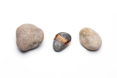 Çeşitli mineraller, su damlalarıyla dolu arka planda rahatlatıcı formlar oluşturan taşlar..