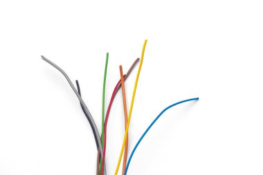 Bakır büyük bir elektrik iletkenidir, plastik çizgili bakır tel elektrik akımının iletimi ve bağlanması için kullanılır..