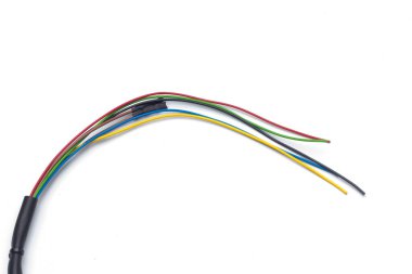 Bakır büyük bir elektrik iletkenidir, plastik çizgili bakır tel elektrik akımının iletimi ve bağlanması için kullanılır..