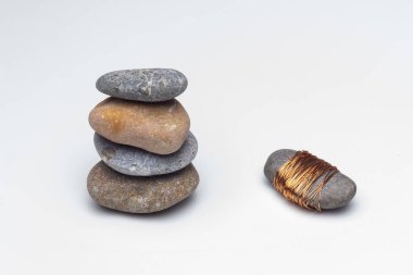 Çeşitli mineraller, su damlalarıyla dolu arka planda rahatlatıcı formlar oluşturan taşlar..