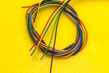 Bakır büyük bir elektrik iletkenidir, plastik çizgili bakır tel elektrik akımının iletimi ve bağlanması için kullanılır..