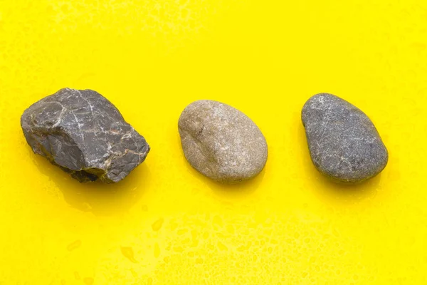 Çeşitli Mineraller Damlalarıyla Dolu Arka Planda Rahatlatıcı Formlar Oluşturan Taşlar — Stok fotoğraf
