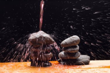 Kristal berrak, içilebilir ve şeffaf su, bazı taşların üzerine düşmek ve su sıçratma ve sıçrama nedeniyle binlerce damla oluşturur.