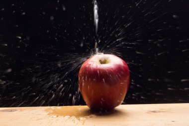 Elma çiğ yenen bir meyvedir. Mutfakta bazı yemeklere eşlik etmesine rağmen pişirilebilir, meyve suyu haline getirilebilir, komposto yapılabilir, fırında pişirilebilir..