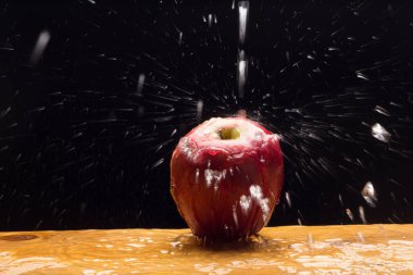 Elma çiğ yenen bir meyvedir. Mutfakta bazı yemeklere eşlik etmesine rağmen pişirilebilir, meyve suyu haline getirilebilir, komposto yapılabilir, fırında pişirilebilir..