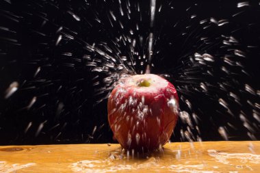 Elma çiğ yenen bir meyvedir. Mutfakta bazı yemeklere eşlik etmesine rağmen pişirilebilir, meyve suyu haline getirilebilir, komposto yapılabilir, fırında pişirilebilir..