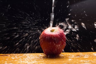 Elma çiğ yenen bir meyvedir. Mutfakta bazı yemeklere eşlik etmesine rağmen pişirilebilir, meyve suyu haline getirilebilir, komposto yapılabilir, fırında pişirilebilir..