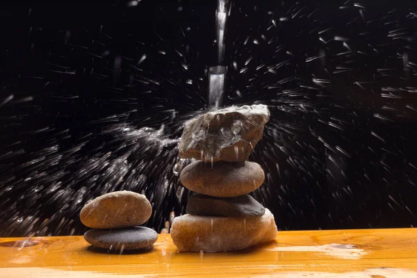Kristallklares Trinkbares Und Transparentes Wasser Das Auf Einige Steine Fällt — Stockfoto