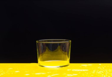 Taze, temiz suyla dolu bir bardağa su sıçratın ve sıçratın. İçme suyu içilmeye hazır. Maden suyu..