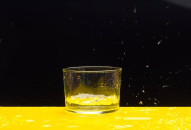 Taze, temiz suyla dolu bir bardağa su sıçratın ve sıçratın. İçme suyu içilmeye hazır. Maden suyu..