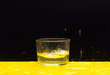 Taze, temiz suyla dolu bir bardağa su sıçratın ve sıçratın. İçme suyu içilmeye hazır. Maden suyu..