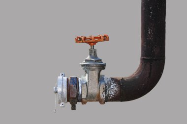 Gri arka planda su vanası ve çelik boru.