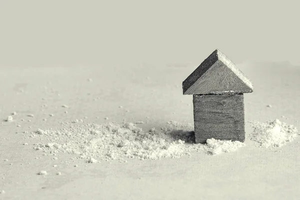 Holzhackschnitzel Hausform Und Simulierter Schnee — Stockfoto
