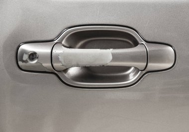 Uzun zamandır eski olması için kullanılan kapı kolu.