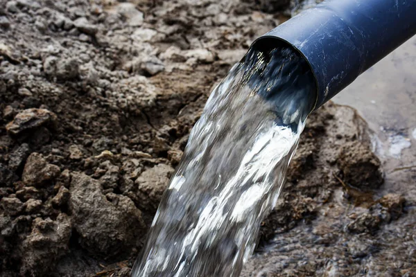 Distanza Ravvicinata Dell Acqua Che Fuoriesce Dal Tubo — Foto Stock