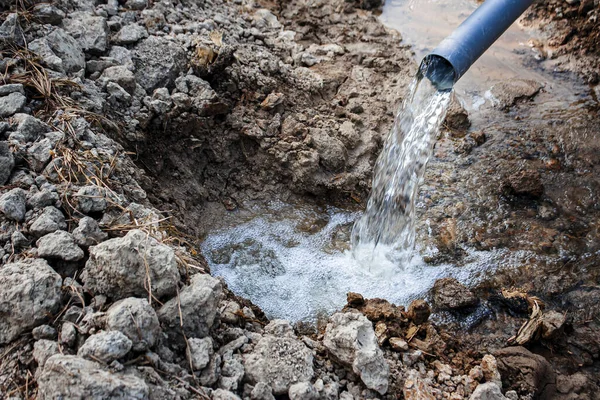 Acqua Scorre Fuori Dai Tubi Pompando Acqua Nel Giardino Estate — Foto Stock