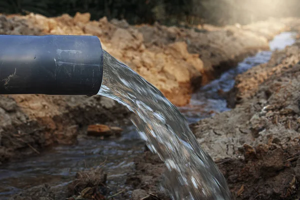 Woda Wypływa Rur Aby Pompować Wodę Użytku Rolnictwie — Zdjęcie stockowe