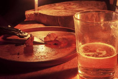 Gece bir bardak su, biftek ve bir fener.