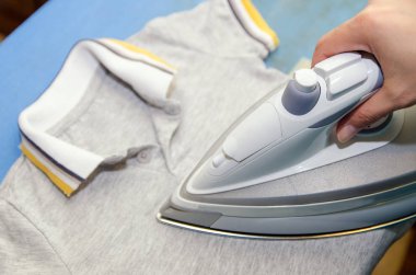 El demir Ütü buruşuk giysileri ile