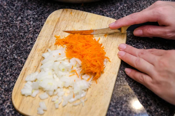 İnce kıyılmış soğan ve havuç