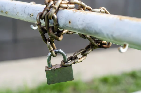 The old lock is fastened to the chain — Stock Photo, Image