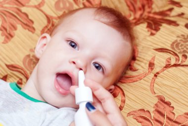Küçük çocuk bir ilaç ile burnunu sindirmek