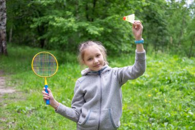 Küçük kız badminton sokakta oynamaya