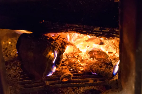 Brûlures de bois dans le poêle — Photo