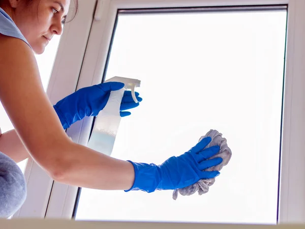 Una Chica Lava Las Ventanas Casa Con Guantes — Foto de Stock