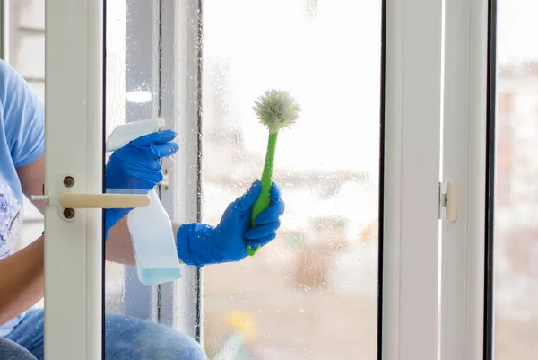 Una Chica Lava Las Ventanas Casa Con Guantes — Foto de Stock