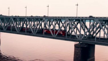 Tren büyük demir demiryolu köprüsünden geçer. Amur nehri. - Rusya. Khabarovsk.