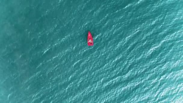 Drone Shot Top View Pescar Într Barcă Roșie Vâsle Pescuit — Videoclip de stoc