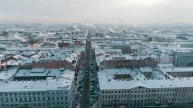 Saint-Petersburg Deniz Kuvvetleri 'nin ve donmuş şehir sokaklarının hava manzarası. Rusya İHA 'sı ufukta güneş ışığı yaktı