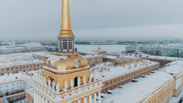 Luchtfoto Van Sint Petersburg Admiraliteit Torenspits Bevroren Stad Rusland Drone — Stockvideo