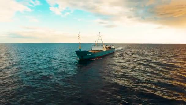 Lastfartyg Som Seglar Havet Flygfoto Solstrålar Horisonten — Stockvideo